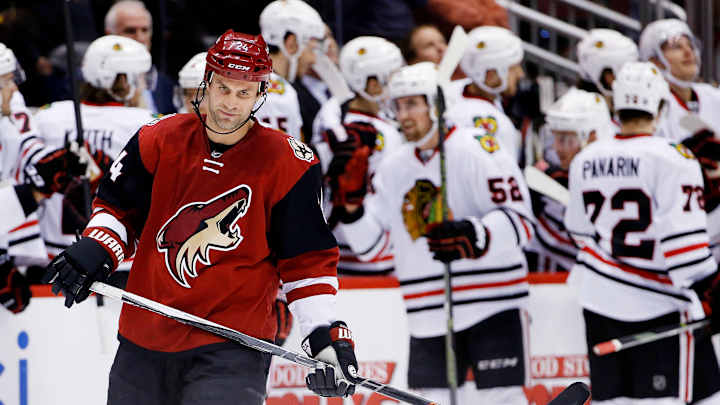 Toews scores 2nd goal in OT, Blackhawks beat Coyotes 5-4
