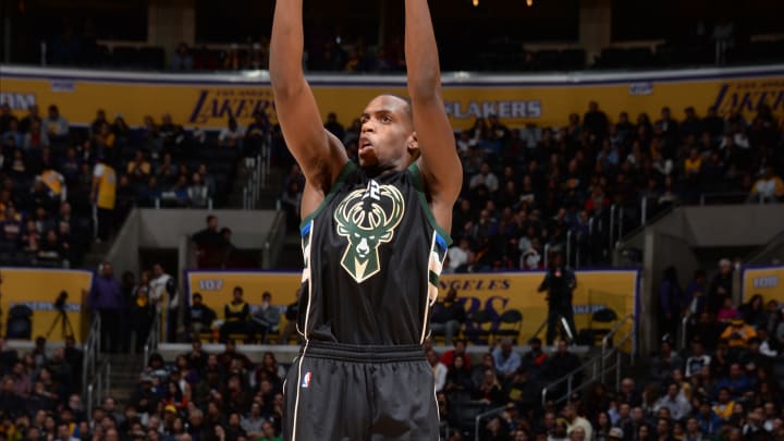 Walker scores 25 points, Hornets beat Bucks 98-95