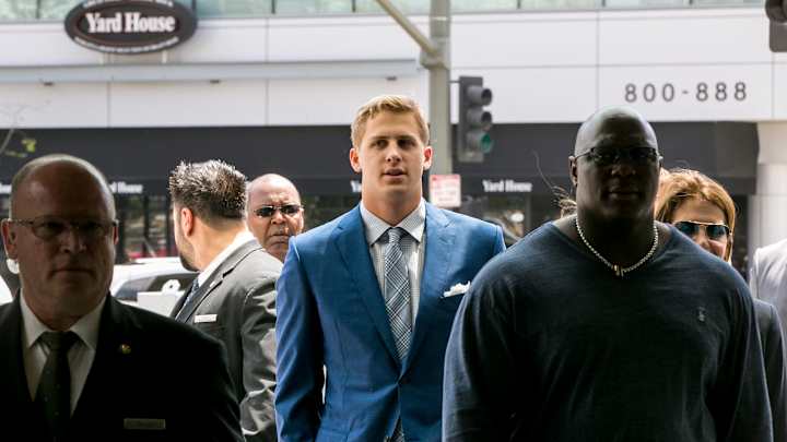 Jared Goff arrives in Los Angeles to begin work with Rams
