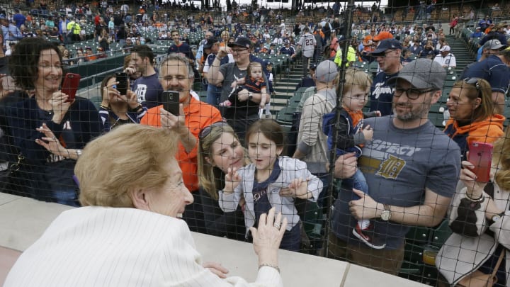 Holocaust survivor sings national anthem at Tigers game