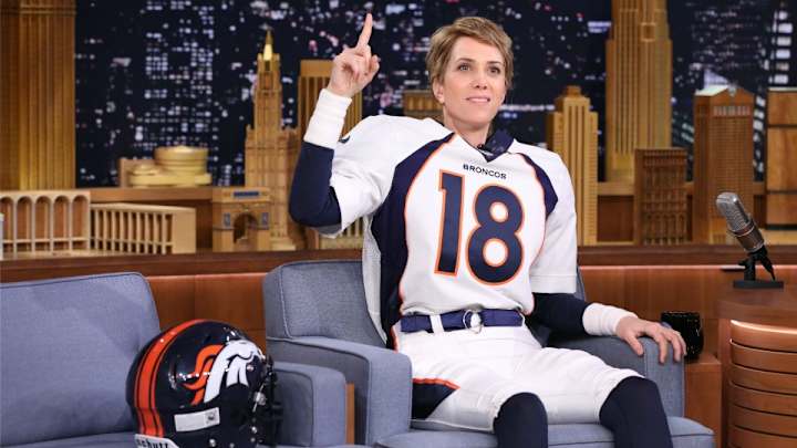 Watch Kristen Wiig pretend to be Peyton Manning on Fallon