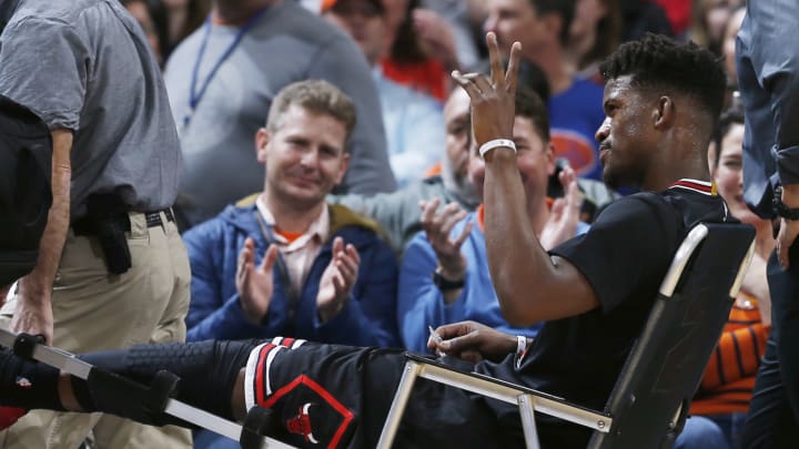 Bulls' Butler wheeled off court with knee injury