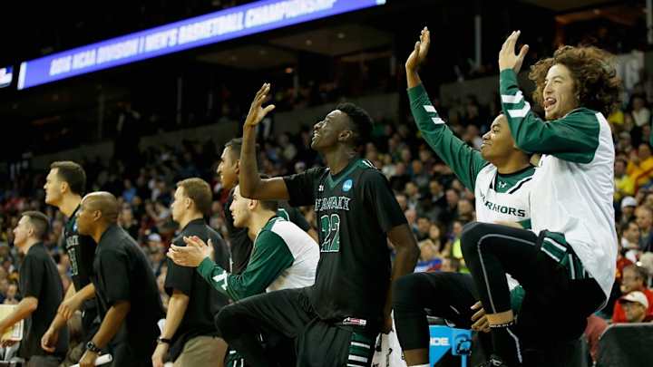 Watch: Hawaii bench dabs in unison during upset win over Cal