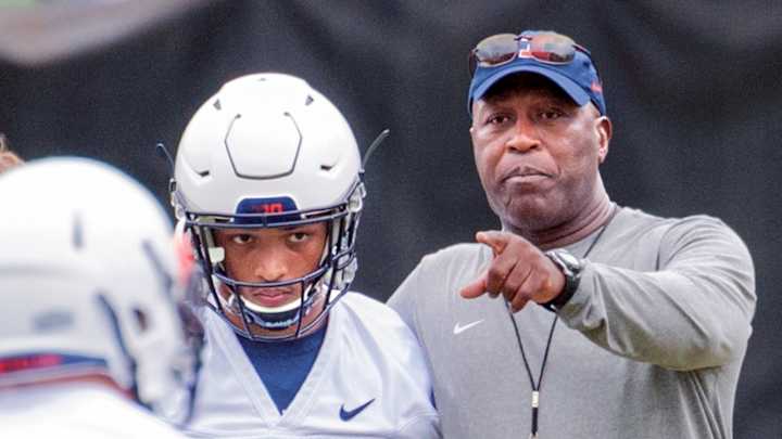 Like his NFL teams, Smith's Illini count on defense to win Like his NFL teams, Smith's Illini count on defense to win