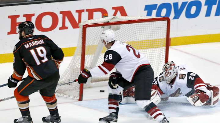 Ducks beat Coyotes 5-2 for 6th straight win Ducks beat Coyotes 5-2 for 6th straight win