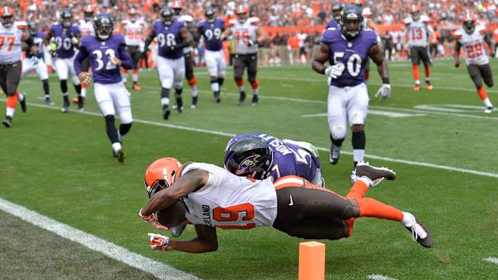 Browns rookie wide receiver Corey Coleman breaks hand