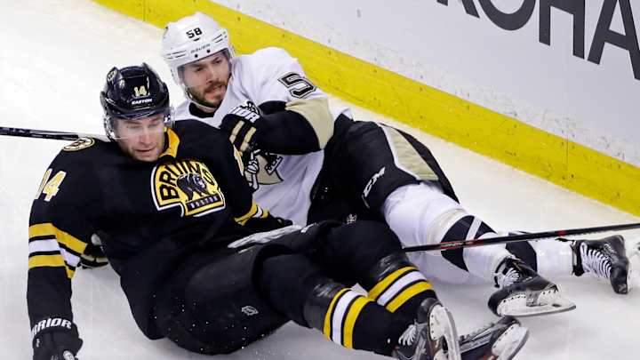 Pastrnak scores twice, Bruins blow by Penguins 5-1