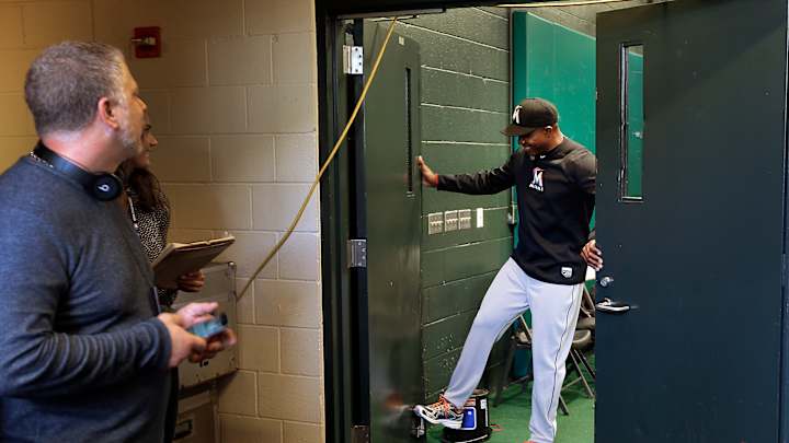 Coach Barry Bonds returns to AT&T Park in a Marlins uniform