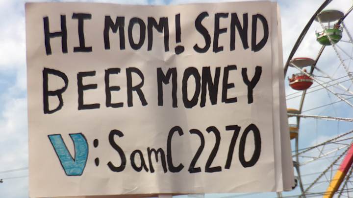 This guy’s sign got hundreds of strangers to send him beer money This guy’s sign got hundreds of strangers to send him beer money