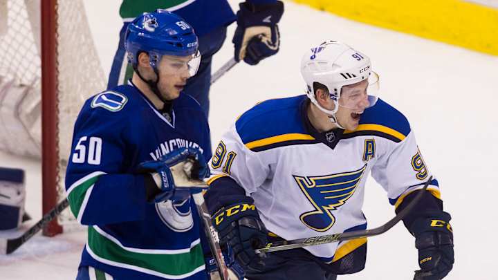 Elliot makes 19 saves in return, Blues beat Canucks 3-0