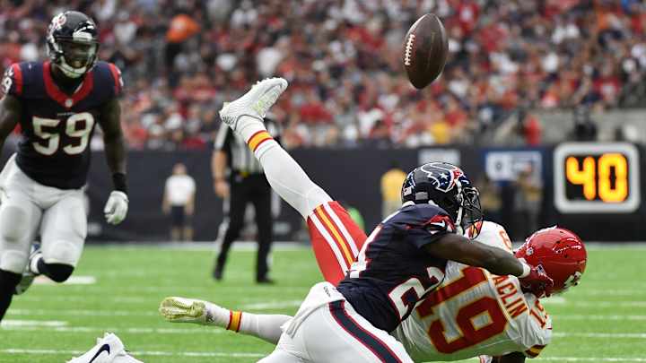 Chiefs' Smith falls off 'same page' with wide receivers