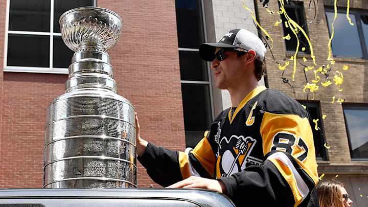 Sidney Crosby takes Stanley Cup to Tim Hortons
