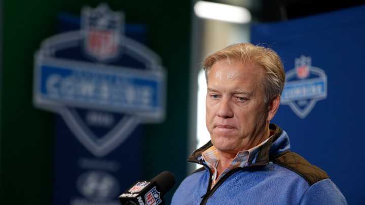 Elway trying to strike balance at quarterback