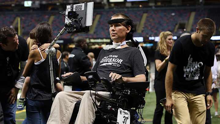 Microsoft helps Steve Gleason sign autographs with his eyes Microsoft helps Steve Gleason sign autographs with his eyes