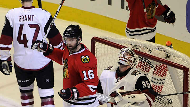 Streaking Blackhawks pound Coyotes 6-2 Streaking Blackhawks pound Coyotes 6-2