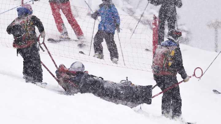 Lindsey Vonn crashes in World Cup Super-G