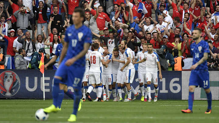 Flare-throwing fans mar Croatia's 2-2 draw with Czech Republic