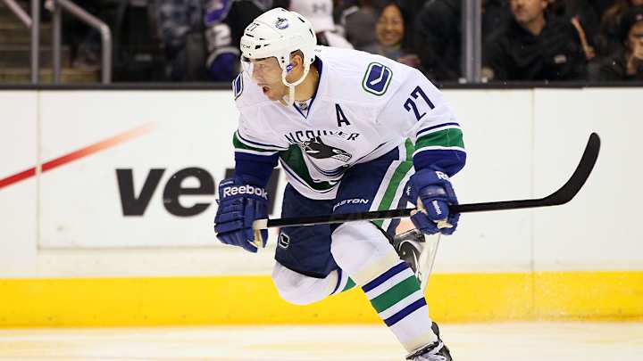 Manny Malhotra returns to Canucks as development coach