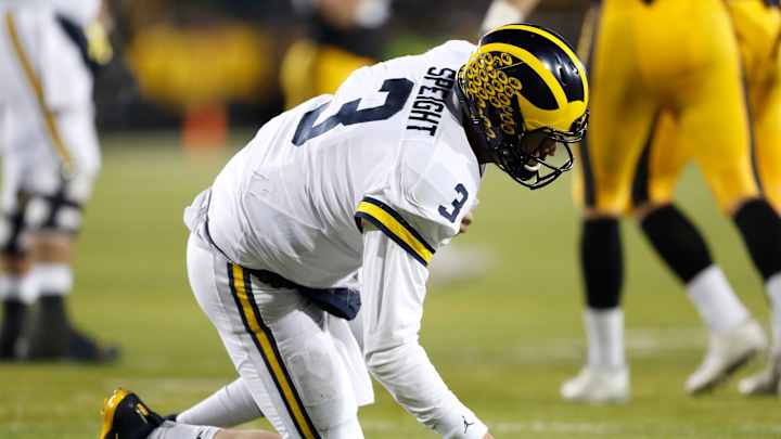 Injured Michigan QB Speight warms up before Ohio State game