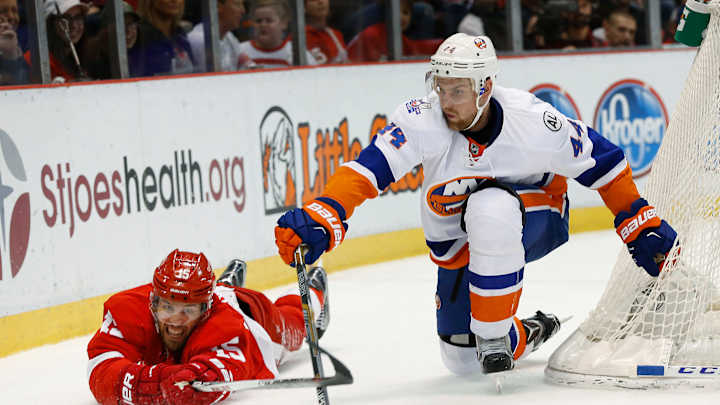 Red Wings rout Islanders 5-1 for first home win of 2016