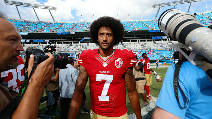 Colin Kaepernick joins Oakland high school football team in protest