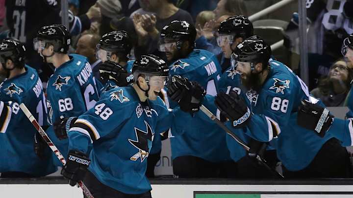 Sharks roll past Maple Leafs 7-0