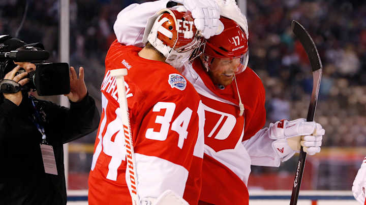 Richards helps Red Wings to 5-3 win over Avs in outdoor game