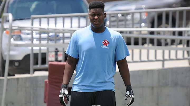 Latest recruiting news around the SEC: Where is elite OT Smith headed?