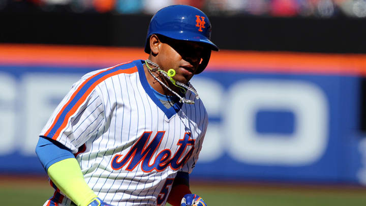 Yoenis Cespedes dives into stands for foul ball, knees fan in chest