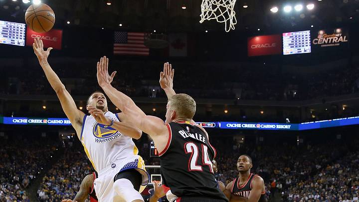 Warriors rebound from rare home loss to beat Blazers 136-111