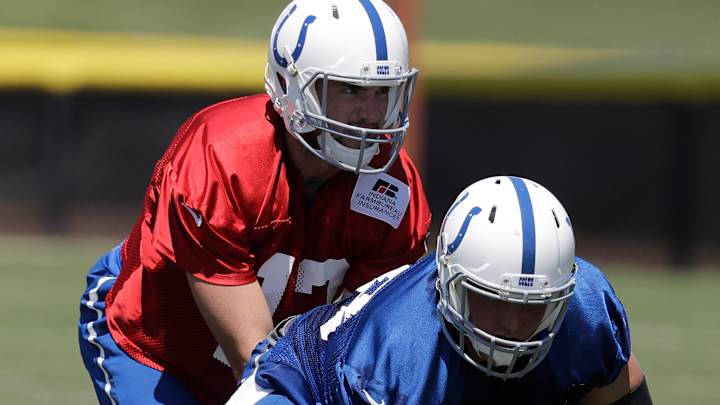 Colts' Kelly continues to sit out with injured left shoulder