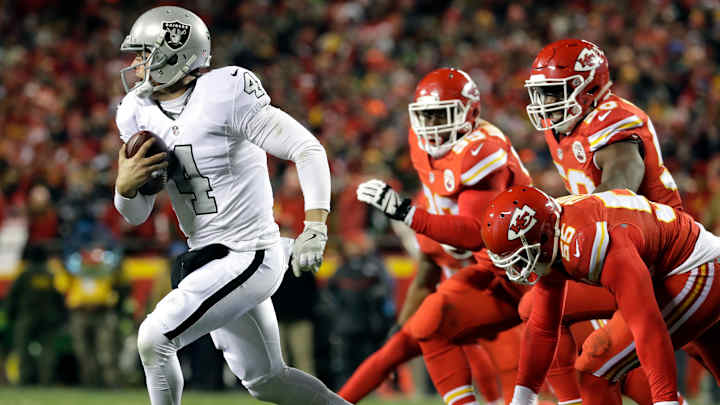 Raiders' Derek Carr once again struggles against the Chiefs