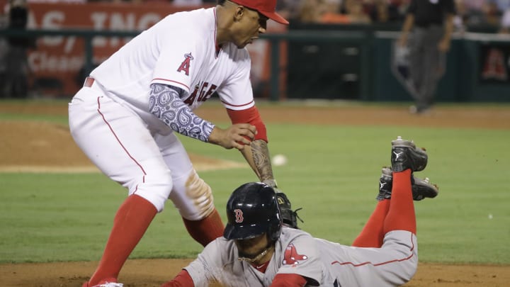 Angels walk off with 2 runs on Ramirez's error, beat Sox 2-1