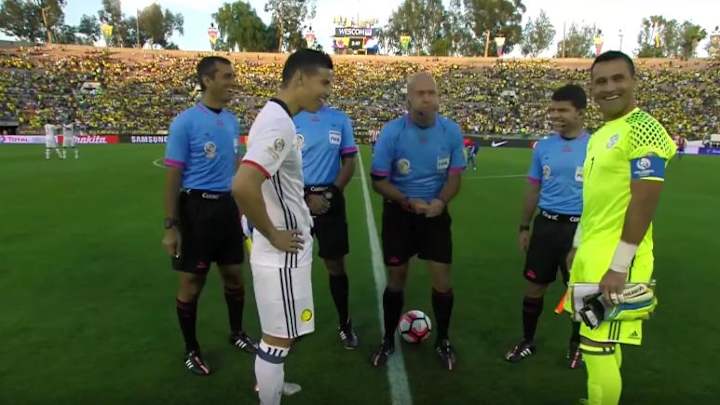 The coin flip before Colombia-Paraguay somehow landed on its edge