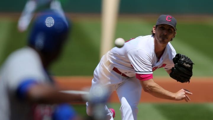 Tomlin stays unbeaten as Indians down Royals 5-4