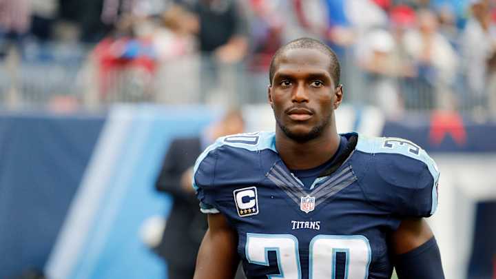 Mariota watches practices less than 48 hours after surgery