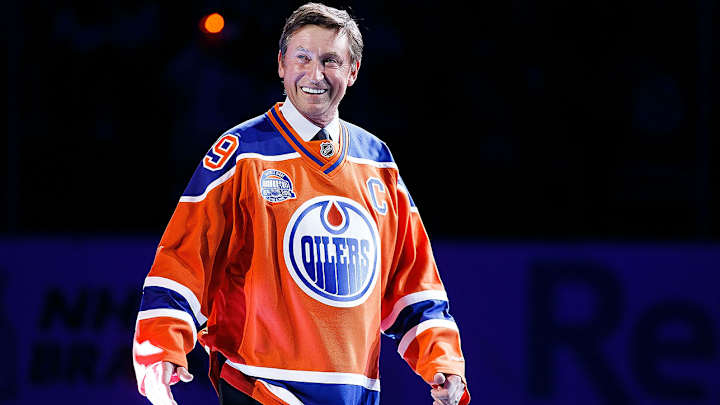 Wayne Gretzky returns to Oilers in executive role