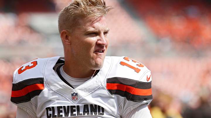 Josh McCown's daughter and her friends wear his NFL jerseys to school