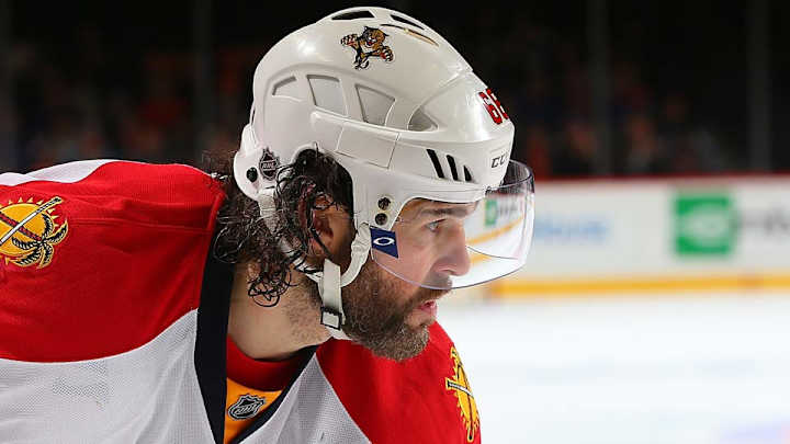 Jaromir Jagr re-signs with Florida Panthers for one year