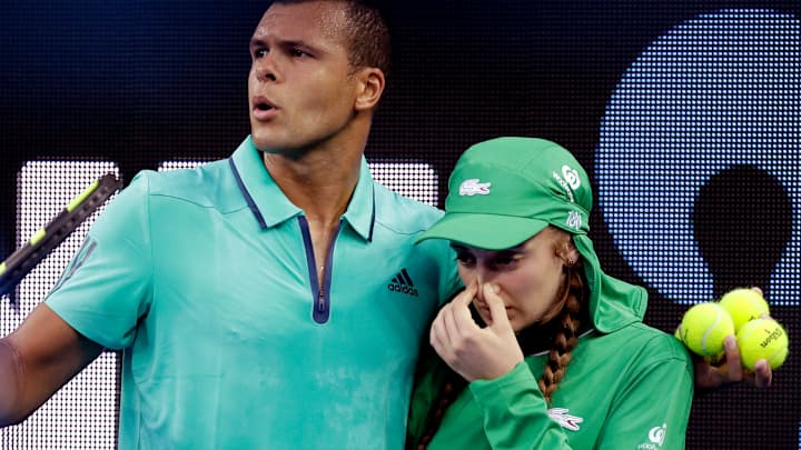 Tsonga to the rescue of ailing ball girl