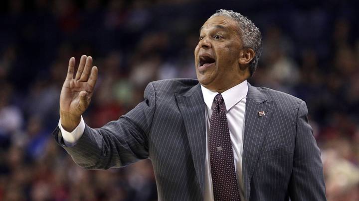 UNLV hires Menzies as basketball coach after Beard bolts