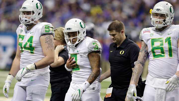 Oregon QB Adams leaves game after hit to head