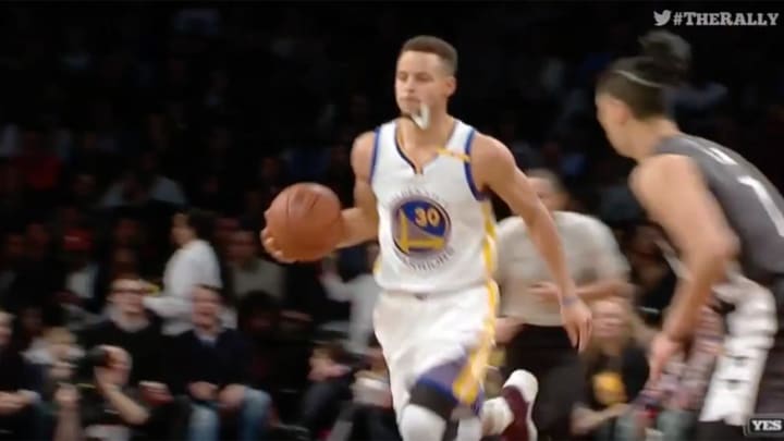 Steph Curry spits out mouthguard to successfully fake out defender for assist