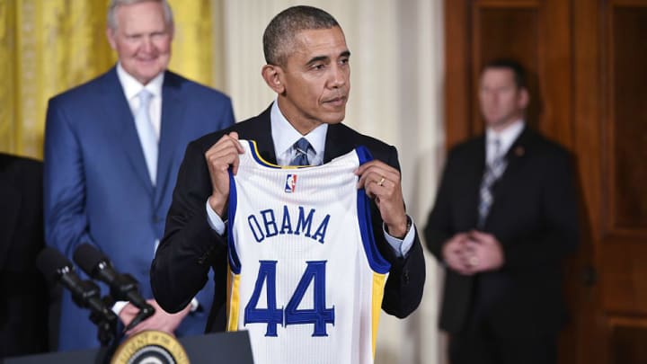 Obama stays on Air Force One after landing to catch end of NBA Finals