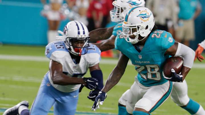 Titans start fast and beat Dolphins 21-10