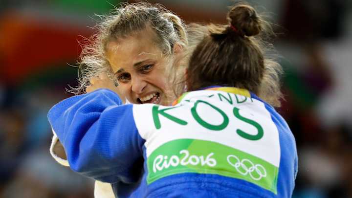 Majlinda Kelmendi wins Kosovo's 1st Olympic medal