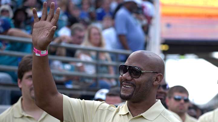 Decade after retirement, Smith gets into Pride of Jaguars