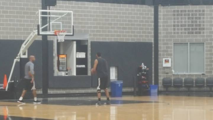 Tim Duncan continuing to put up shots in an empty gym is proof he’s a basketball robot Tim Duncan continuing to put up shots in an empty gym is proof he’s a basketball robot
