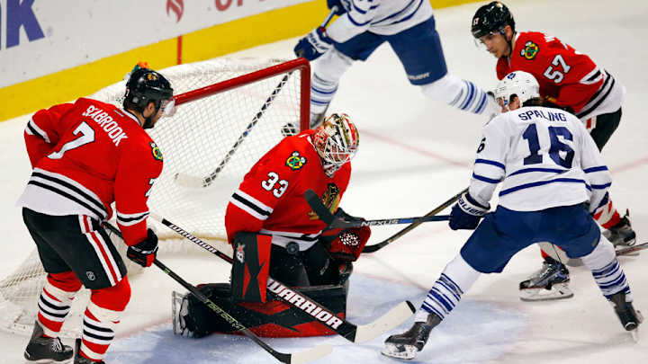 Watch: Blackhawks’ Darling robs goal with diving glove save Watch: Blackhawks’ Darling robs goal with diving glove save