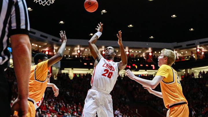 Wyoming holds off New Mexico 70-68
